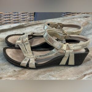 Women’s TEVA Ventura metallic leather strappy wedge sandals- Size 10